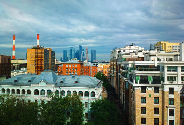 モスクワ市の高層ビルの夏の建築の背景
