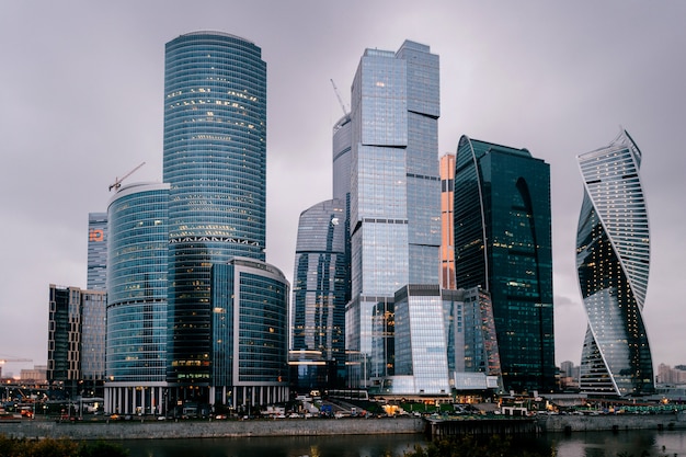 Московские городские башни в ночное время. Бизнес здания. Вид на город. Известное туристическое место в России. Архиватура скайкрейперов.