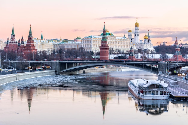 Московский Кремль и Москва-река в зимнее утро. Розовато-золотое небо с облаками. Россия