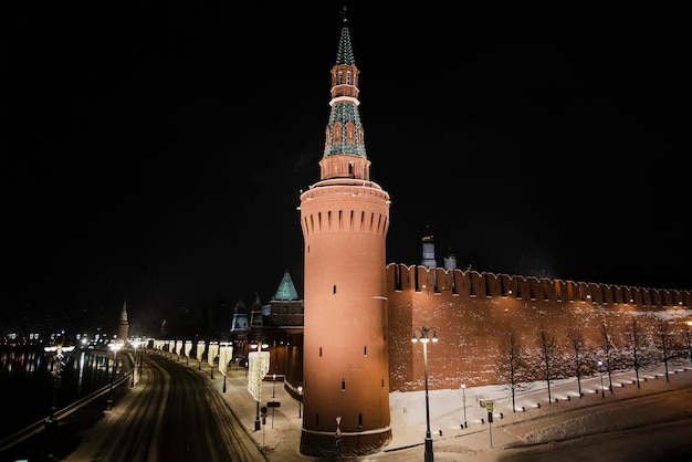 Московский Кремль на Красной площади ночью зимой. Иллюминация красивых башен Кремля.