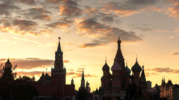 モスクワのクレムリンと日没ロシアの聖バジル大聖堂