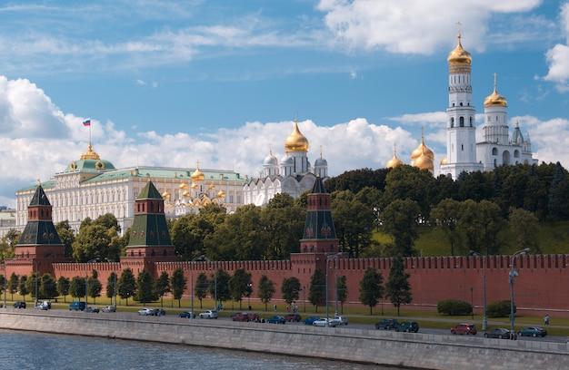 Photo moscow kremlin and waterfront.