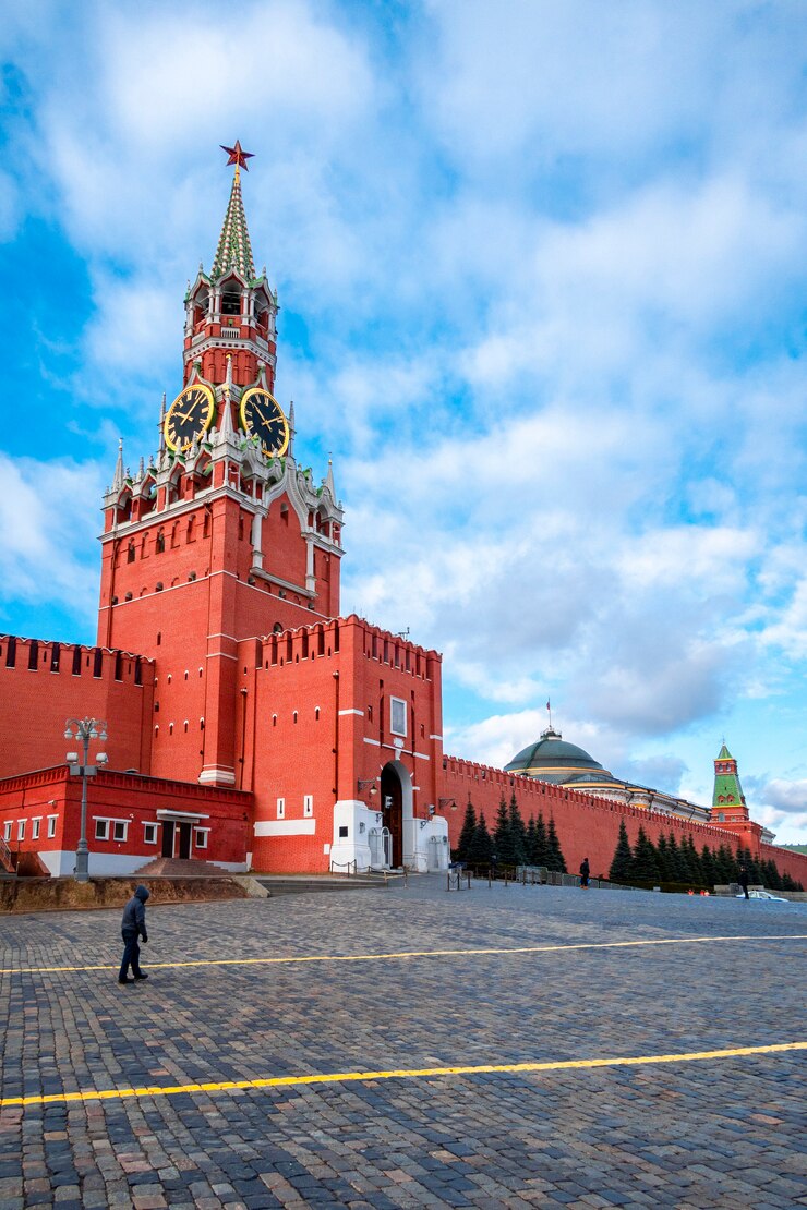 赤の広場、モスクワ、ロシアの中心街のスパスキータワーとモスクワクレムリン