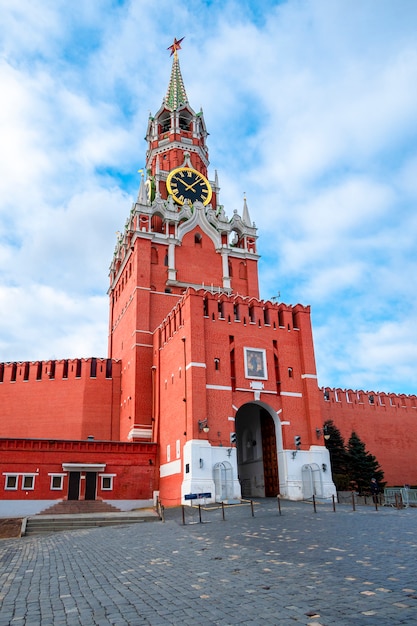 Фото Московский кремль с спасской башней в центре города на красной площади, москва, россия