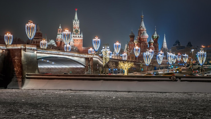 Фотография ночной город москвы и рождественское освещение