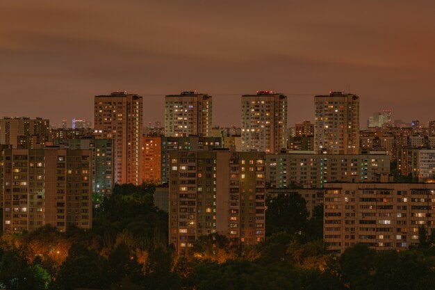 モスクワの住宅アパートの夜景、明るいオレンジ色の照明窓、モスクワ、ロシア