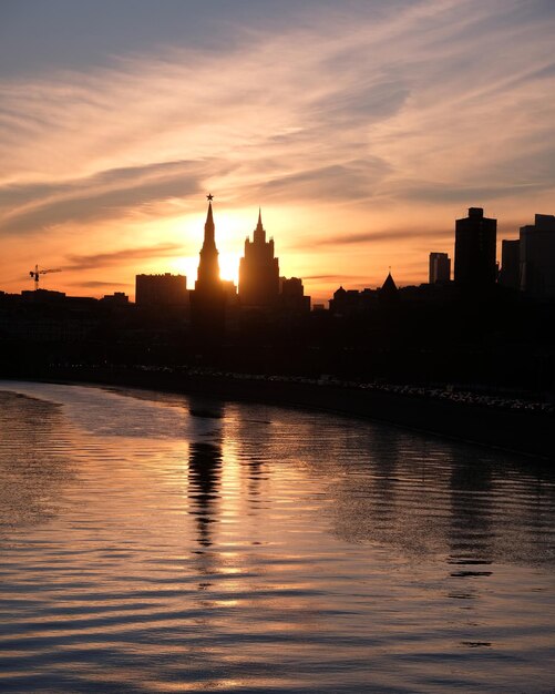 Фото Набережная москвы-реки и силуэты зданий и башен кремля в малиновом сансете