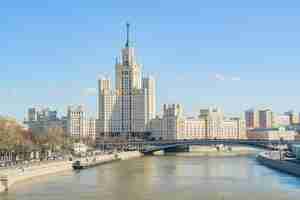 Photo moscow russia april 11 2018 view on moskvoretskaya embankment with traffic and skyscraper from floating bridge