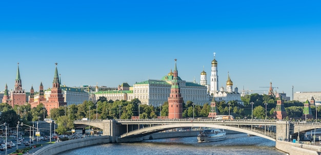 МОСКВА РОССИЯ АВГУСТ 2016 Панорама пейзажа Московского Кремля и Москвы-реки
