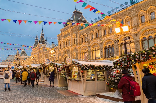 モスクワ、ロシア-2018年12月17日：モスクワの中心部にある赤の広場でのクリスマスマーケット。