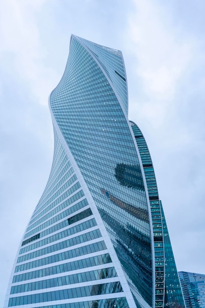 Photo moscow russia january 18 2022 moscowcity is a business center in moscow centre the tops of modern corporate buildings in snowfall low angle view of skyscrapers