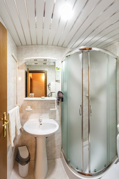 МОСКВА РОССИЯ ЯНВАРЬ 2017 Панорамный вид в небольшой ванной комнате с душем в отеле или общежитии Широкий угол обзора