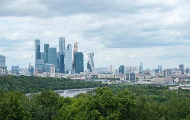 МОСКВА РОССИЯ 04 июня 2017 Вид на небоскребы делового центра Москва-Сити в Москве