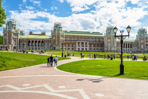 Фото Москва россия июнь 2022 большой дворец в парке царицыно летом