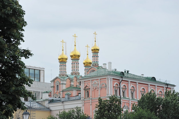 Фото Москва, россия - 6 июня 2021 г .: церковь похвалы пресвятой богородицы в веселом дворце кремля в москве