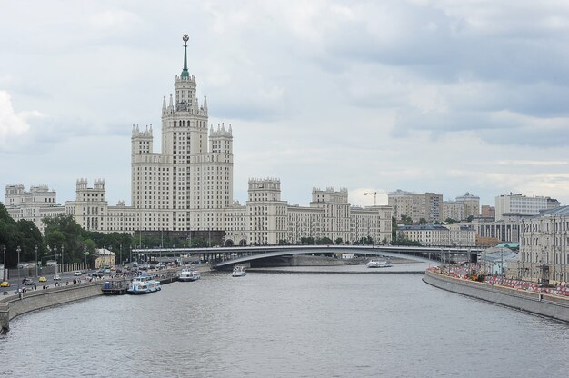 モスクワ、ロシア-2021年6月6日：モスクワ川とモスクワのコテリニチェスカヤ堤防の高層ビルの眺め