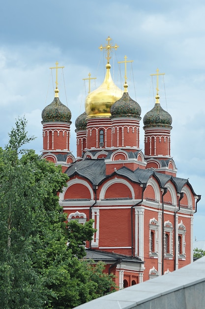 Москва, Россия - 6 июня 2021 года: вид на православный Знаменский собор в Зарядье, Москва