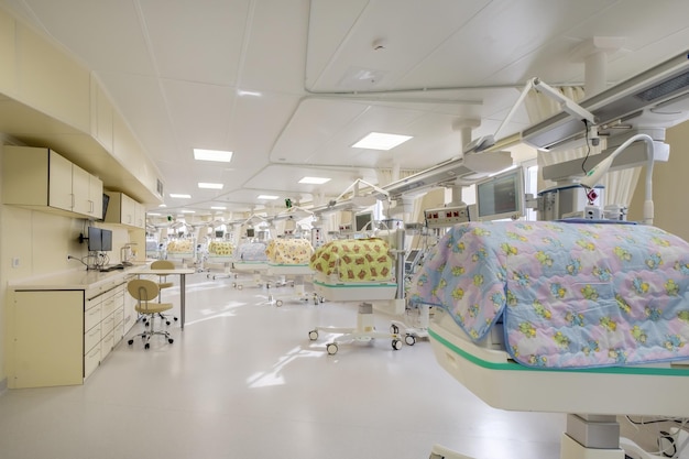 МОСКВА, РОССИЯ, МАРТ 2022 г. Инкубатор для младенцев в современном родильном отделении больницы медицинского центра