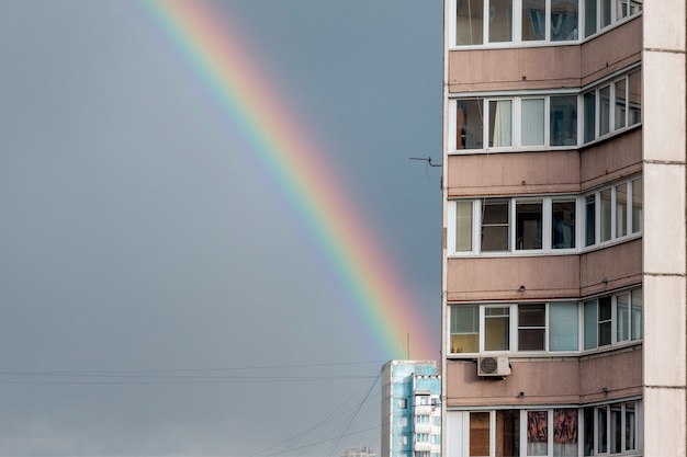 モスクワ、ロシア-2020年5月16日：市内の高層住宅住宅地に春の雨が降った後の空の虹。ラメンキ住宅街