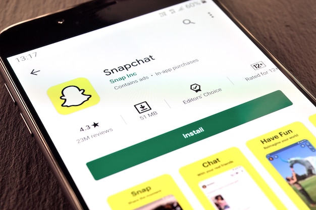 Mosca, russia - 18 ottobre 2020: applicazione snapchat sullo schermo dello smartphone nel play store.