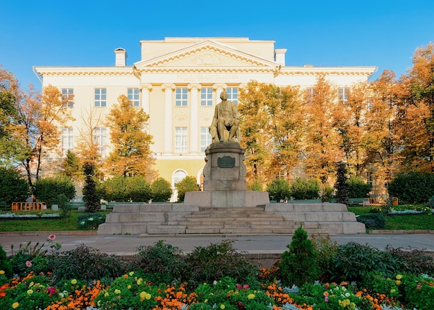 モスクワ、ロシア-2014年9月20日：午前中にロシアのモスクワ市にあるモスクワ州立大学の建物。