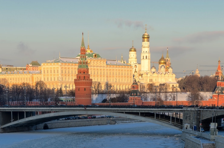 Фотография москва, россия . вид на кремль и москву-реку в солнечный зимний день.