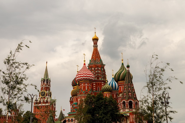 Фото Московский кремль. вид на спасскую башню и собор василия блаженного. город москва, россия