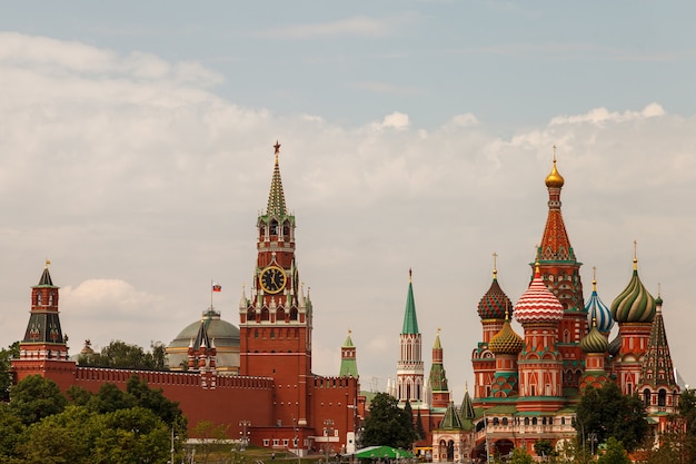 モスクワのクレムリン。スパスカヤタワーと聖ワシリイ大聖堂の眺め。モスクワ市、ロシア