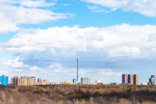 春のテレビ塔と公園のあるモスクワのスカイライン