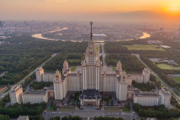 霧の日の出でモスクワ州立大学。ロシア。航空写真。