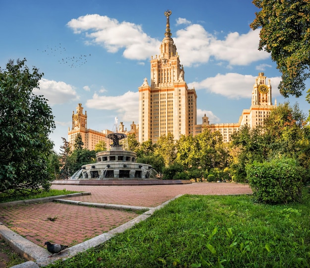 МГУ и фонтан в Москве в летний солнечный вечер