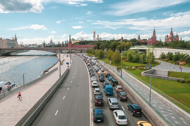 Московская пробка. Машины стоят в пробке в центре города.