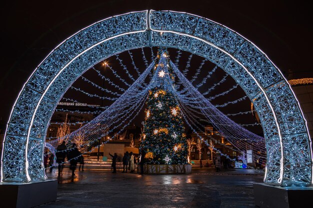 새해 크리스마스 장식이 있는 파벨레츠키 철도 터미널 광장의 모스크바 겨울 풍경