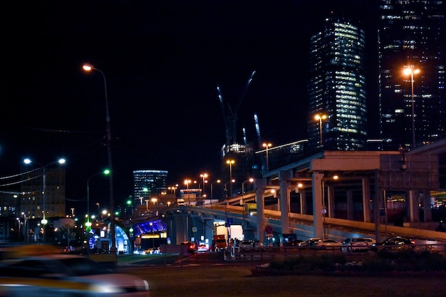 Foto centro affari dei grattacieli di vetro del distretto di moscowcity di mosca alla notte