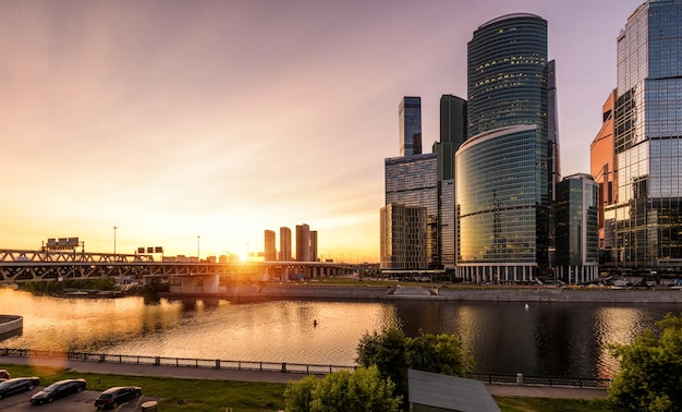 MoscowCity wolkenkrabbers en brug over de rivier de Moskva bij zonsondergang Rusland