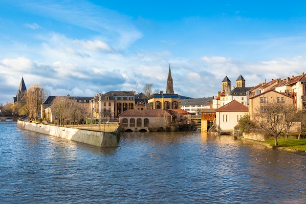 Photo the moselle river flows through the ancient town of metz france