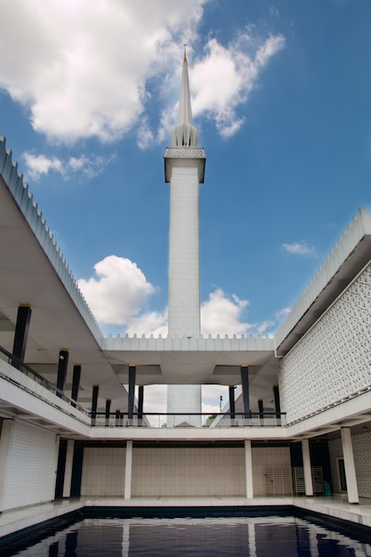 Moskee gebouw tegen blauwe hemel