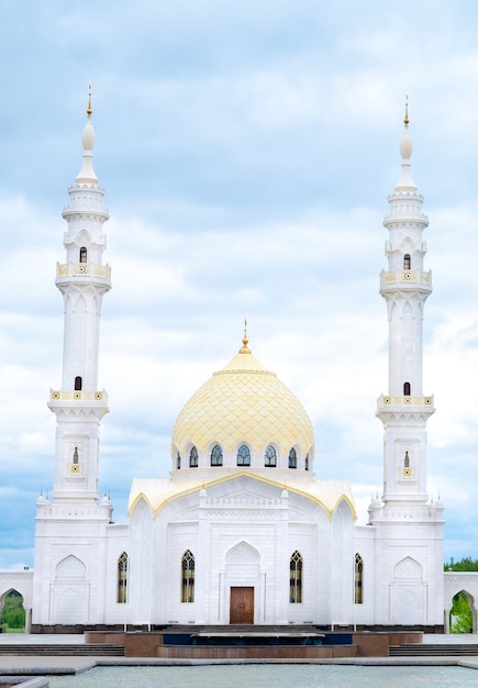 moskee in de ochtend. Witte moskee in Bulgari. Grote, mooie moskee. Moslim moskee.