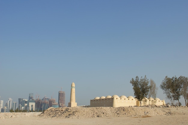 Moskee in Doha Qatar met de skyline van de stad achter It