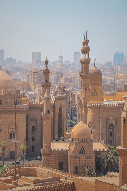 Moskee panoramische uitzicht op gebouwen in de stad tegen de lucht Caïro Egypte