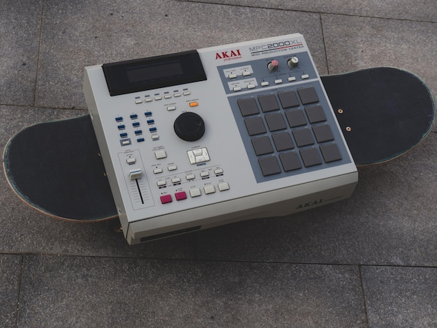 Moskou 18042021 Akai MPC elektronische muziekinstrument drummachine voor het maken van hiphop instrumentals