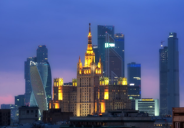 Moskou Business City en Stalin wolkenkrabber nacht luchtfoto panorama bouwen