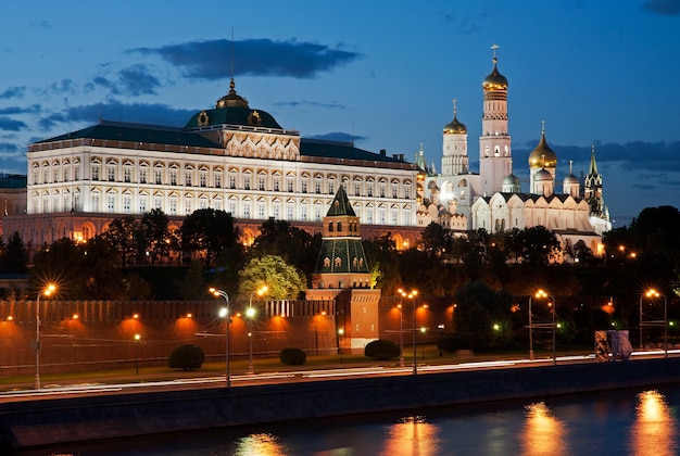Moskou kremlin door de rivier tegen de lucht in de stad in de schemering