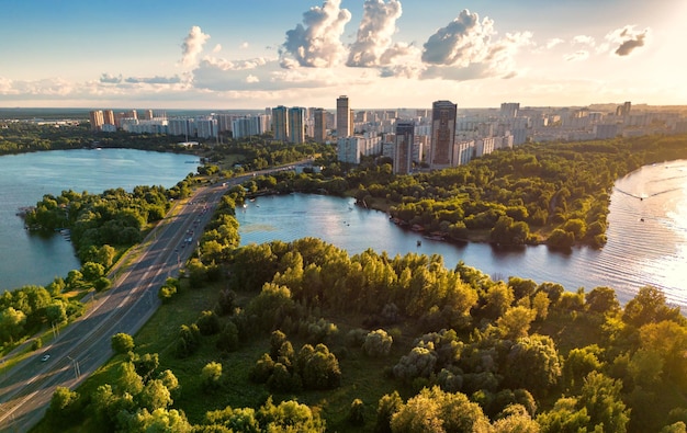 Moskou landschap bij zonsondergang Rusland Scenic luchtfoto van de wijk Strogino