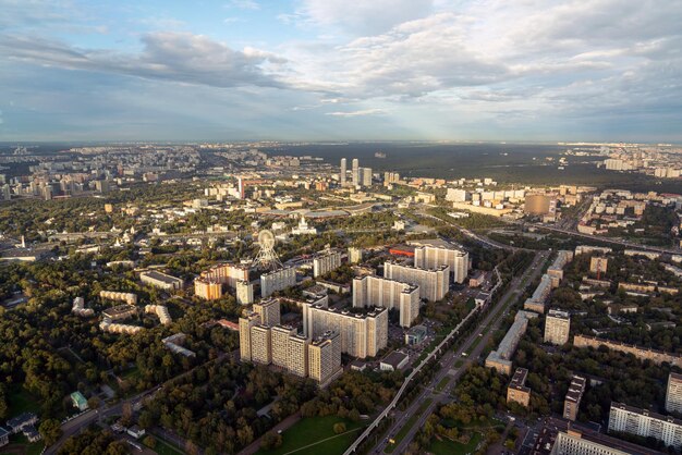 Foto moskou luchtpanorama met stadsdistrict panorama van de russische stad tijdens zonsondergang russisch