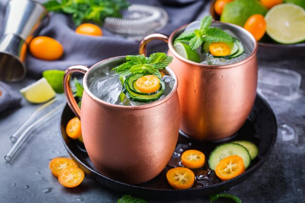 Moskou-muilezelcocktail met limoen-muntkomkommer en kumquat