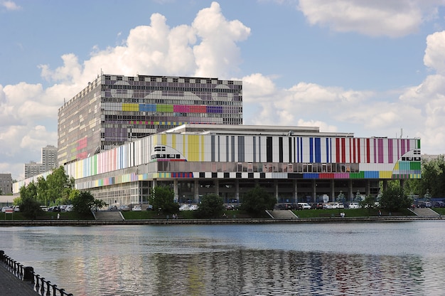 MOSKOU, RUSLAND - 13 juni 2021: TV-centrum aan de Akademika Koroleva-straat aan de oever van de Ostankino-vijver in Moskou