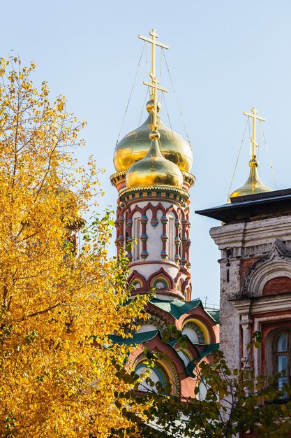 Moskou, rusland - 15 oktober 2021: de koepel van de oude orthodoxe kerk tegen blauwe lucht