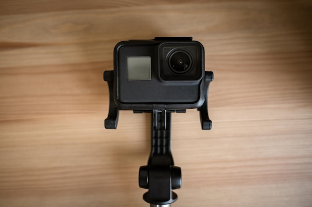 MOSKOU RUSLAND 17 MAART 2019 Beweging voor de computercamera Actiecamera naar voren gericht op de tafel GoPro HERO 5 Black GoPro maakt 's werelds meest veelzijdige camera's