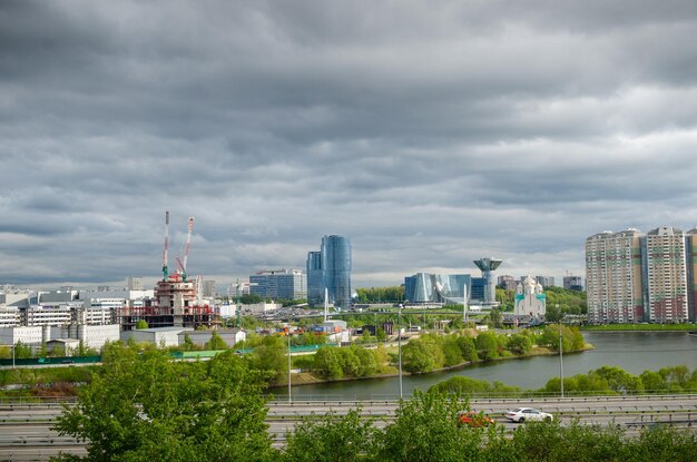 Moskou. Rusland - 22 mei 2020. Zicht op de industriële zone met de snelweg en het gebied van de waterruimte.